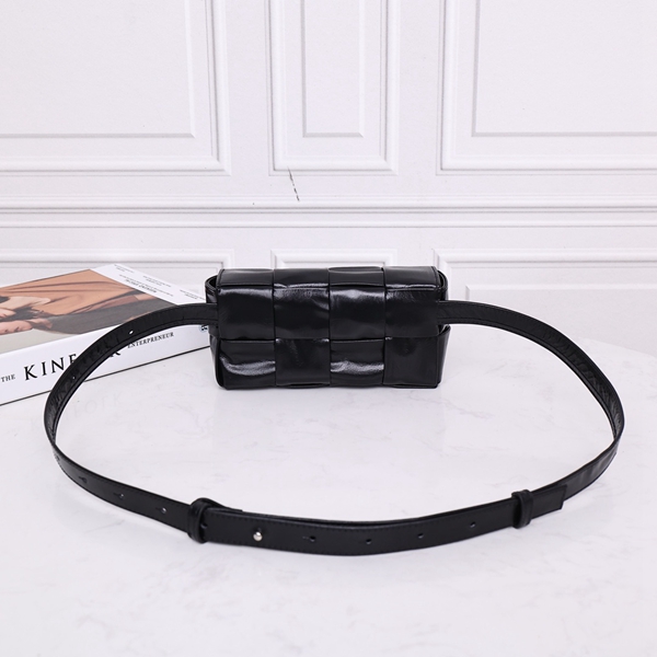 ボッテガヴェネタバッグ背面デザイン